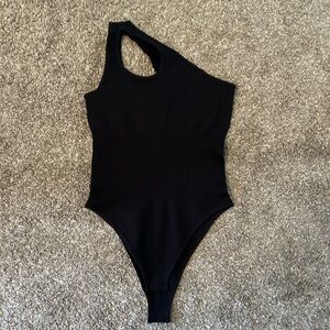 OQQ black one shoulder bodysuit size large